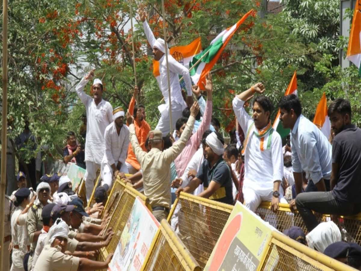 कांग्रेस का जंगी प्रदर्शन, कलेक्ट्रेट घेरा दिया ज्ञापन, पुलिस से हुई झूमाझटकी